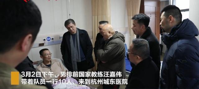 护理人员|男排国手因病瘫痪卧床两年,父亲去世妻子改嫁,母亲每日以泪洗面