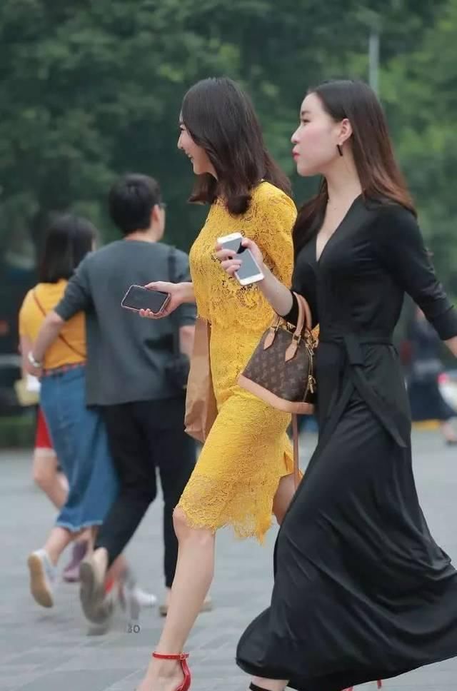 迷人|街拍美女小姐姐迷人的裙子精致帅气,美丽的身材,很淑女的风格