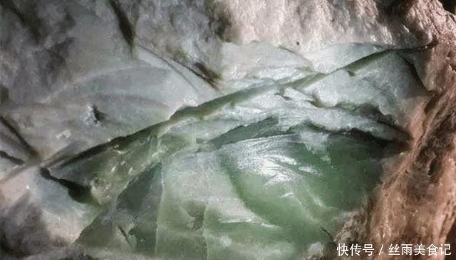 曾经百吨的玉石王,如今无人问津,仅有一人一狗看守