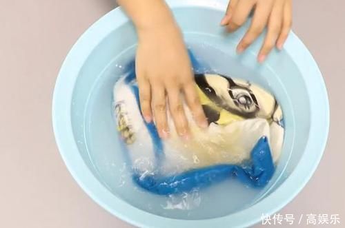 每次洗衣服时滴一滴它，不用搓就能干净如新，可惜知道的人不多