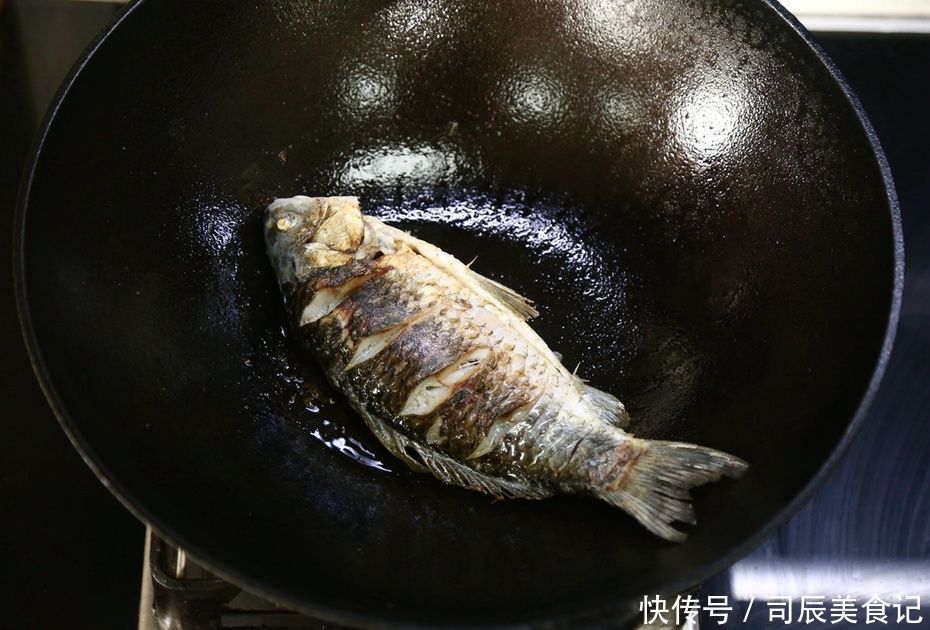 浓白|鲫鱼汤怎么做又浓又白、又鲜又不腥小妙招!十几分钟做浓白鲜汤