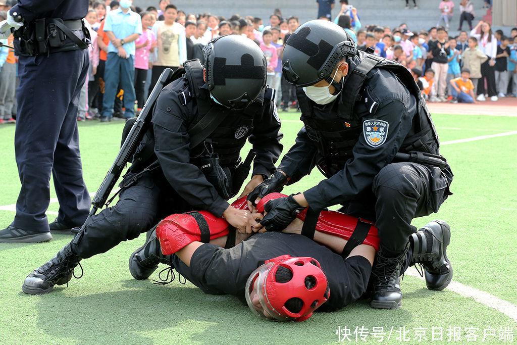 筑牢校园安全防线！北京特警进小学开展反恐安全教育活动