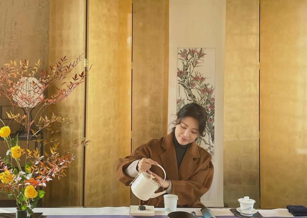 造型|姜还是老的辣!53岁周涛穿旧衣撞衫49岁孟晚舟,输年龄却赢穿搭