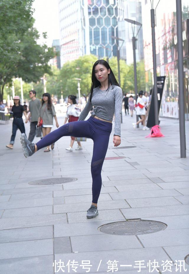 街拍一身运动装,笑容满面的美女。让人看一眼就忘不了!