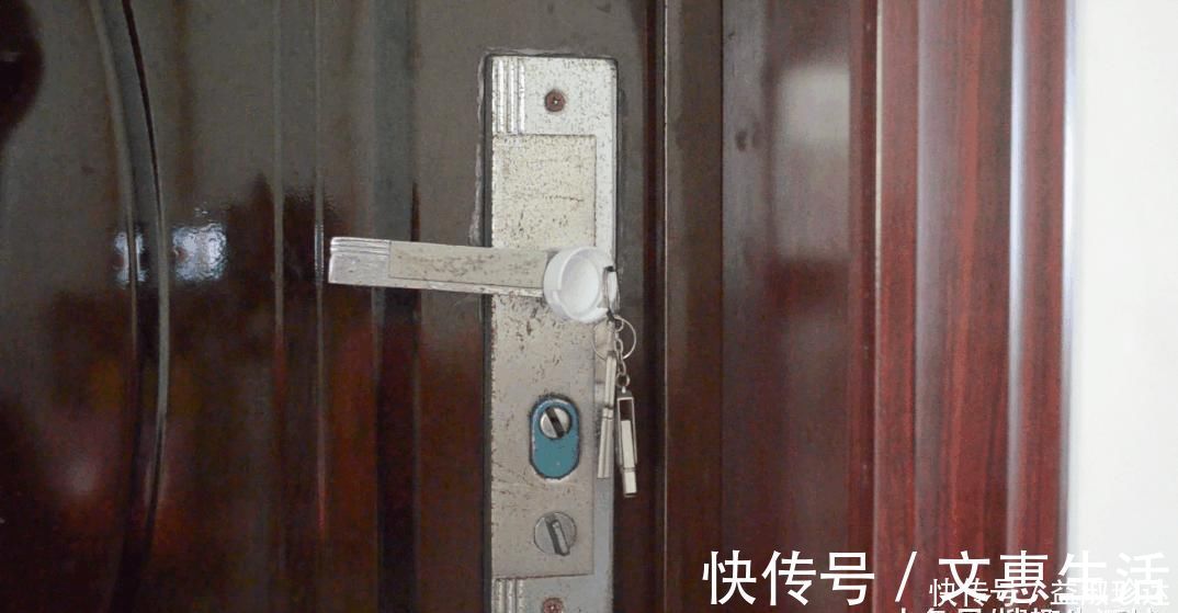 塑料|门把上粘个塑料瓶盖, 没想到还有这妙用, 家家户户都用得着