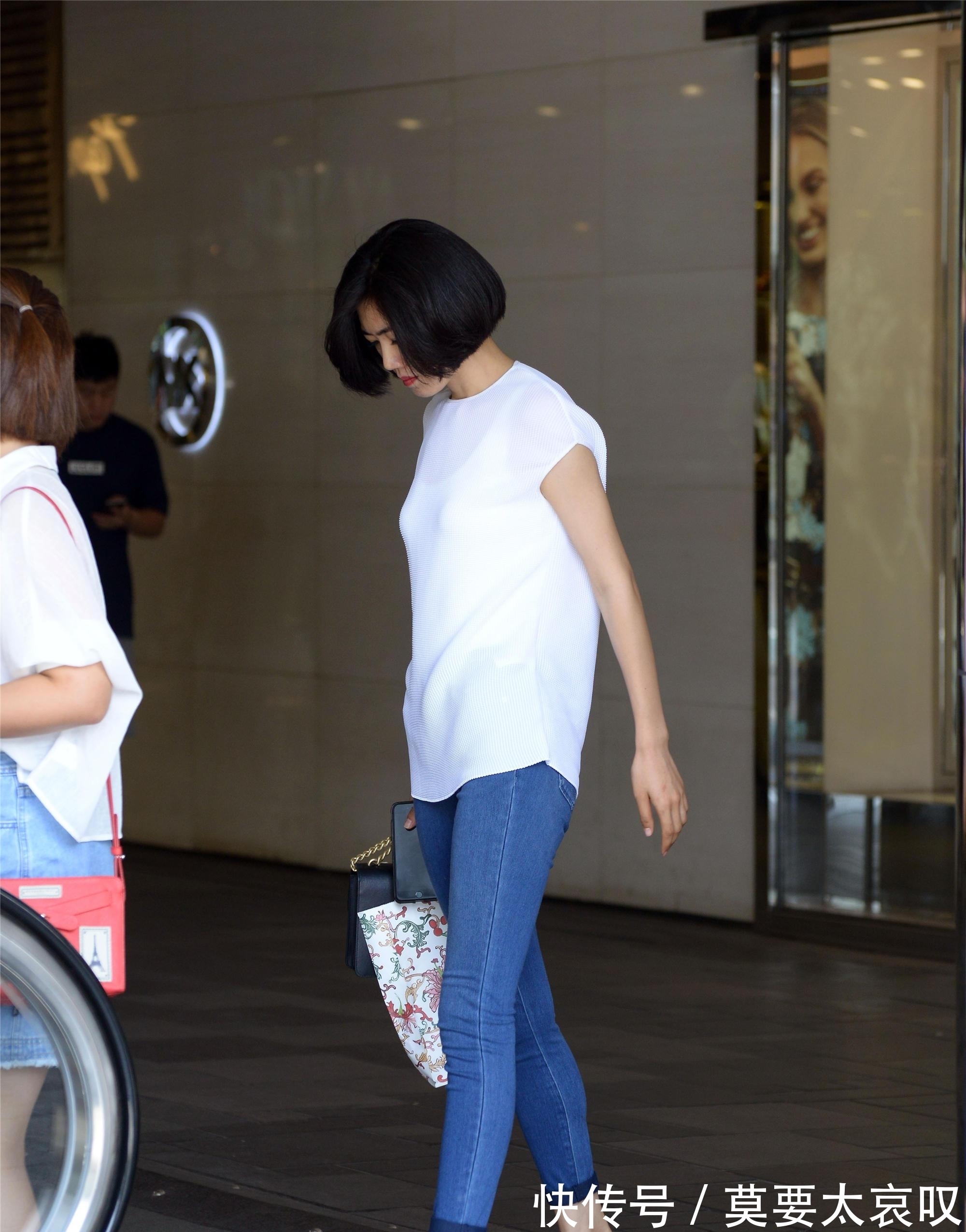 细高跟 蓝色修身牛仔短裤，搭配尖头细高跟单鞋，高挑显身材又有气质