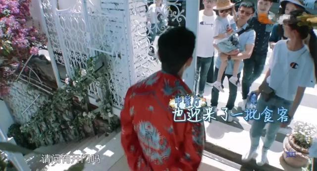 黃曉明被指差別待遇對中國客人跟外國客人態(tài)度大不同