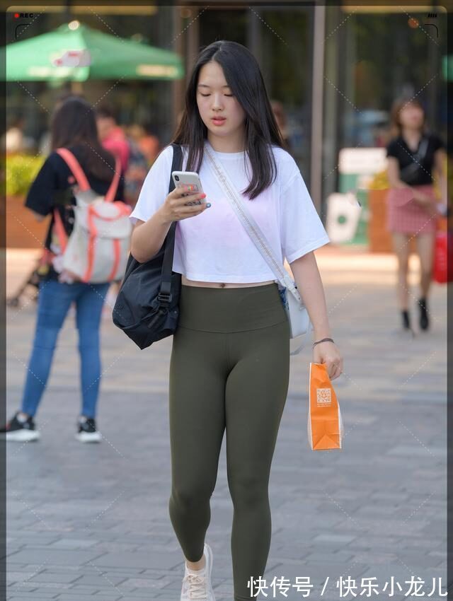 紧绷感 打底裤的穿着灵动简洁,充满美俏的时尚感,打破穿搭的单调感