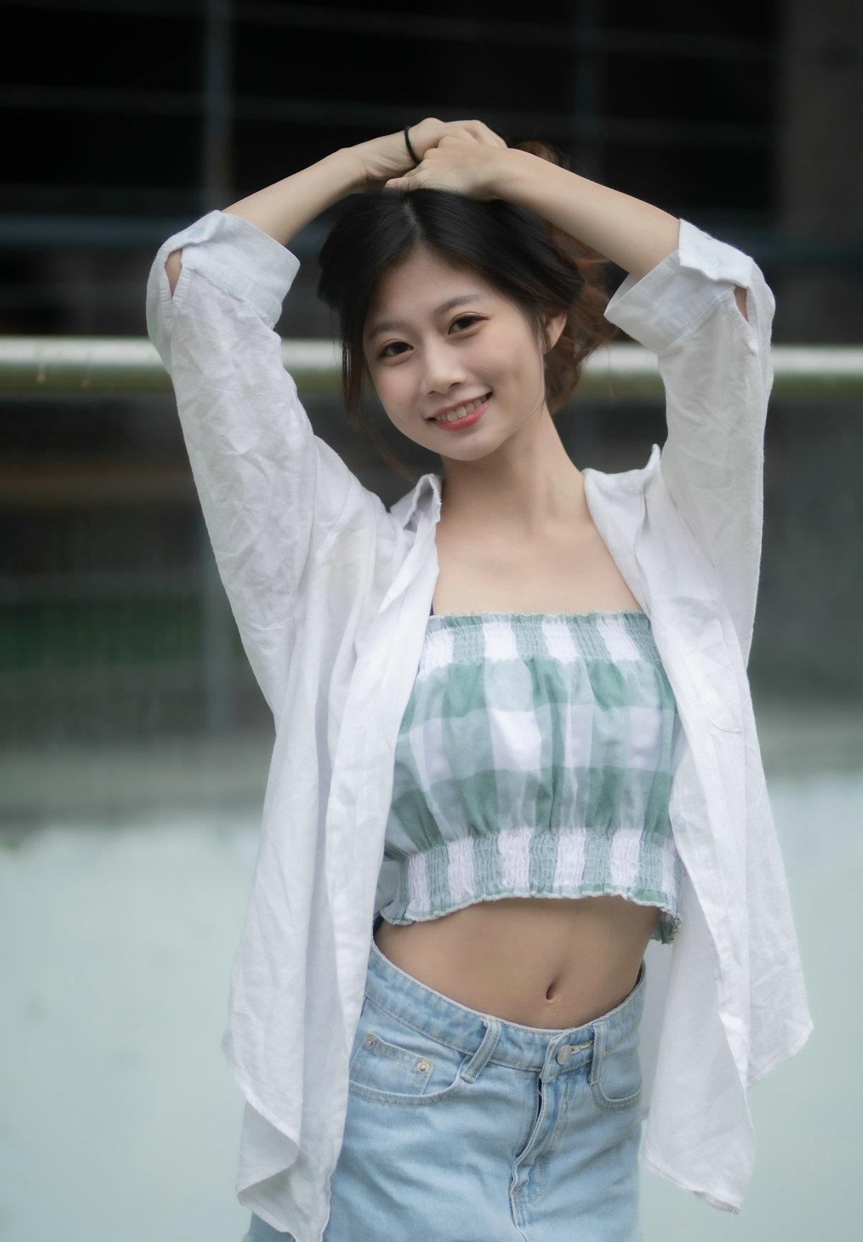 舒爽|吊带的露脐装,是夏日里最清凉的穿搭,简约的款式非常的个性时尚