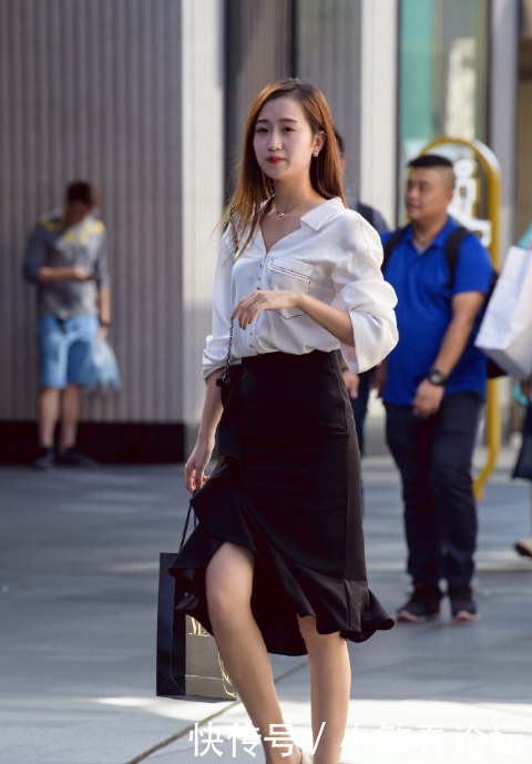 商务|美女袖子一卷,看起来就是个商务美女!