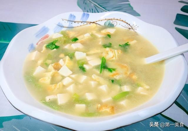 豆腐|一根丝瓜，一块豆腐，搭配两个鸡蛋，厨师长炖成滋补汤，清香营养