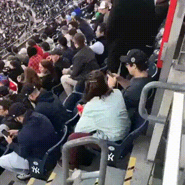 |搞笑GIF:第一次住女朋友家 她爸突然进来了