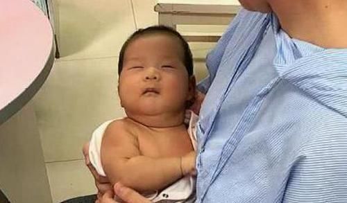 宝妈|“偷孩子爸爸”意外走红,医院抱娃神情慌张,路人差点叫保安