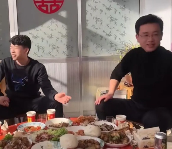 四个人$山东烟台新女婿回门,一桌亲戚全被喝倒,老丈人更是半天扒拉不醒