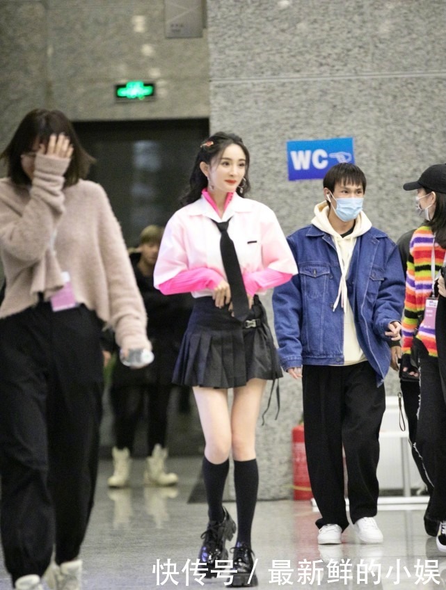 再现|杨幂学院风造型曝光,34岁再现少女感穿搭,漫画腿太抢镜