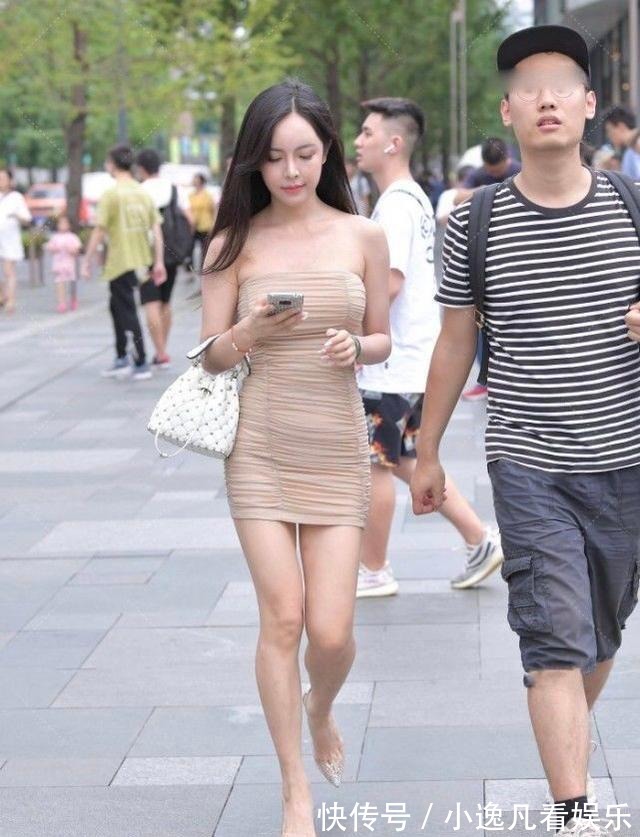 高跟鞋|姐姐这样穿太迷人,修身上衣搭配热裤,减龄舒适有魅力