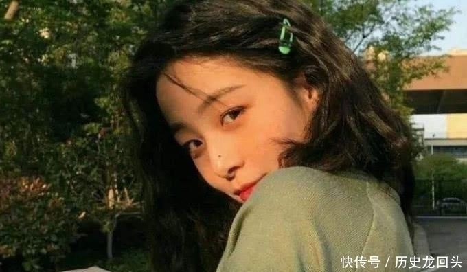 女生符合这4个特征,不适合“披头散发”,会拉低颜值还显胖!