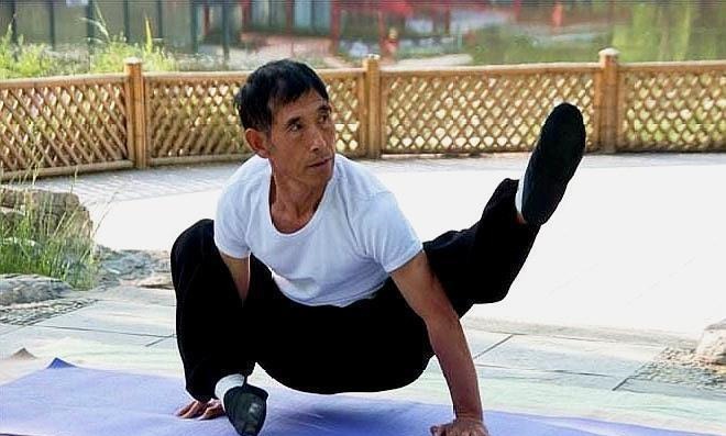 高脂食物|经常便秘的人,记住多做2事,少吃2物,常喝一杯水,肠道更干净