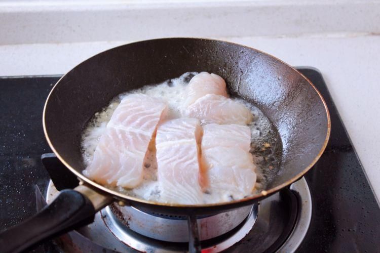 老人小孩都能吃的龙利鱼，肉质鲜嫩没有刺，配上米饭更鲜美