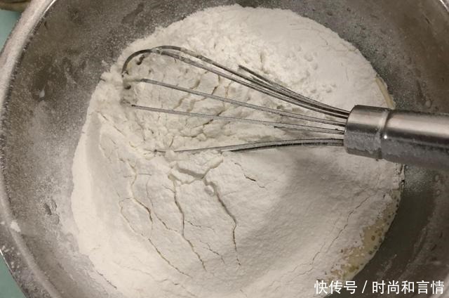 一碗糯米粉、一个蒸红薯,拌一拌、烤一烤,外脆里糯,香甜还爆浆