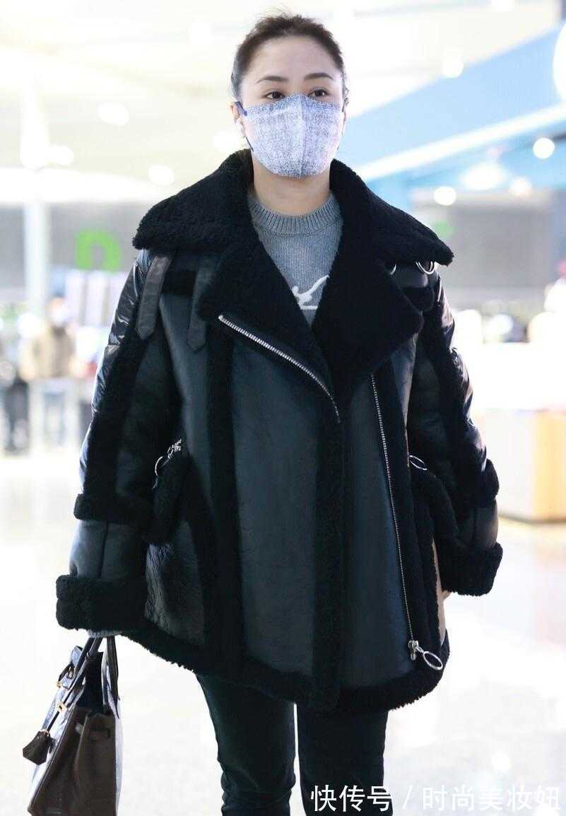 小脚裤 阿娇终于穿对一回,皮毛一体外套配小脚裤走机场,显瘦10斤不止