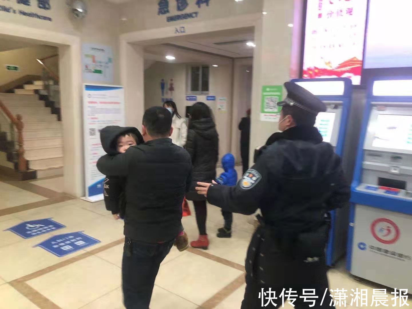 警车|“我小孩在抽搐！”湘潭民警开警车护送急病儿童送医