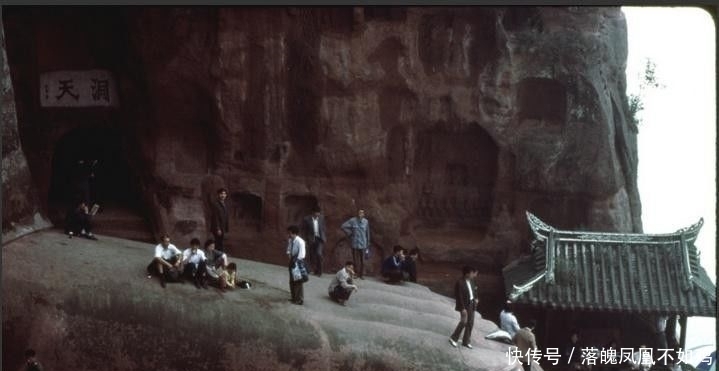 a8793|81年四川乐山大佛 游客爬到大佛脚背上 拍照留影