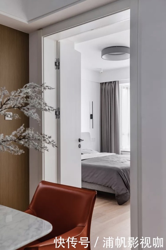 瞬间|装修时房门别装单开门了,他家这么设计,让全屋瞬间放大一倍