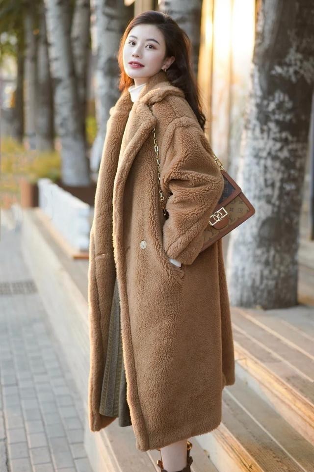 搭配|还在穿羽绒服?试试时髦的“泰迪”大衣,好看还具有年代感
