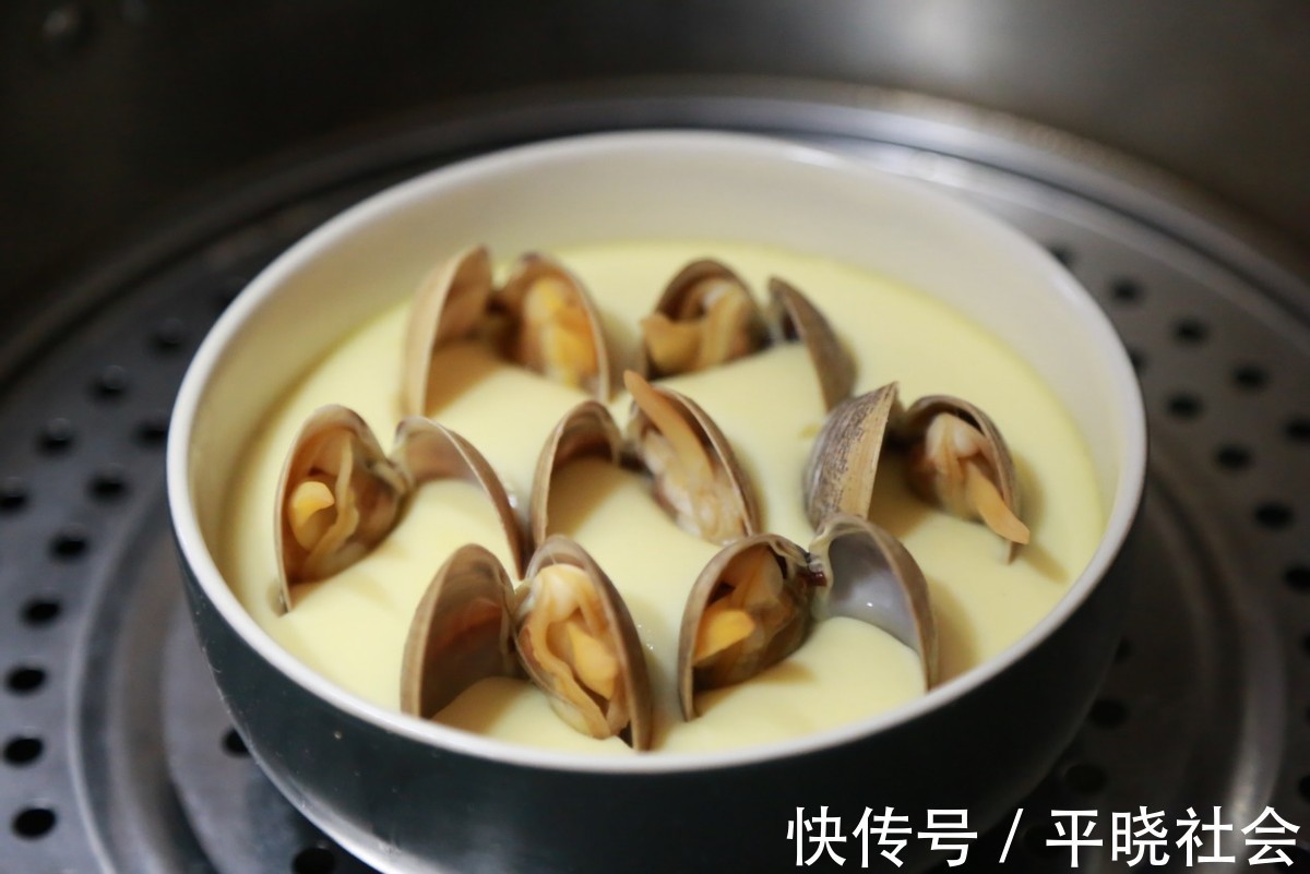 味道|鸡蛋羹吃腻了,换一种新鲜的吃法,加入海鲜,味道鲜美又嫩滑