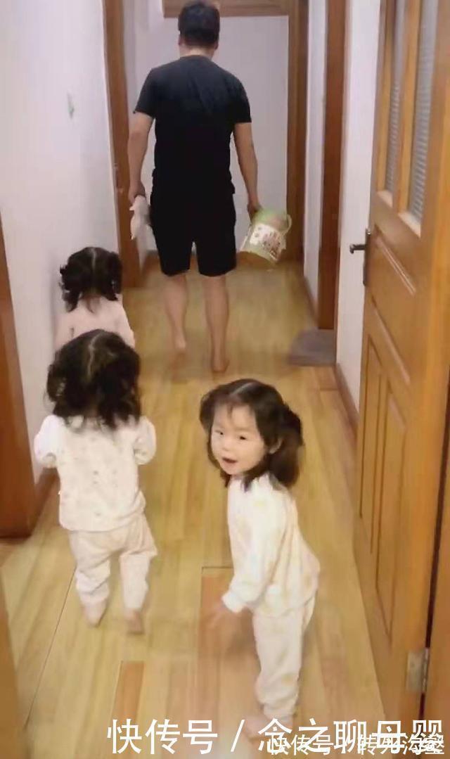 爸爸|爸爸给三胞胎宝宝洗澡,经常弄混,想出的办法笑翻网友:财大气粗