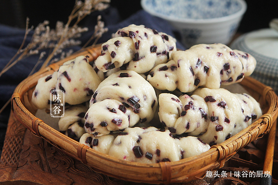 蒸馒头时加紫薯,好吃不腻,营养又低脂,隔三差五吃,肠胃更健康