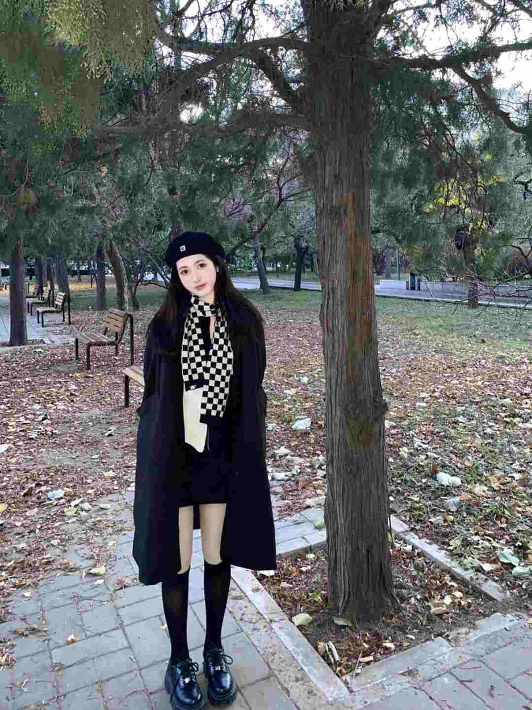 身材 大衣搭不过膝短裙真好看,保暖减龄又能秀身材,时髦精赶快学起来