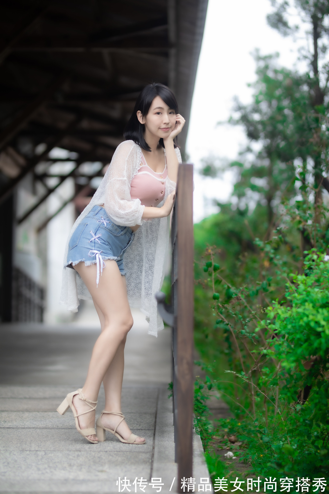 防晒|清凉干净的穿搭才会更吸引眼球，一件吊带、一件防晒长衫足矣