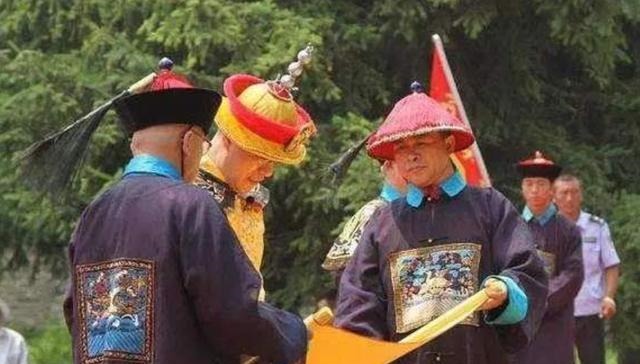 满族!乾隆七世孙祭祖穿黄袍、读圣旨,走15道程序,场面夸张像拍戏