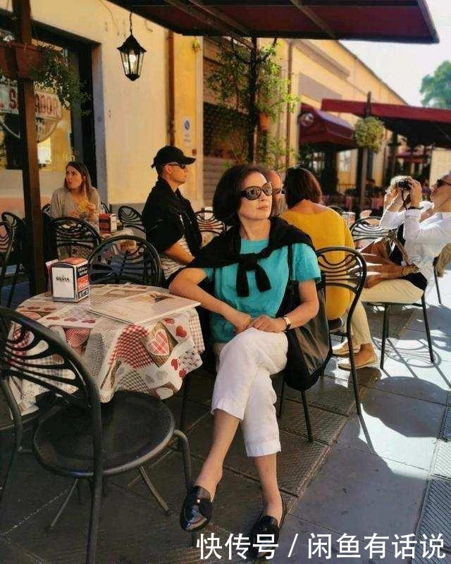 女人|女人上了年纪，出游时别穿得太花哨，试试这么搭，时髦高级更上照