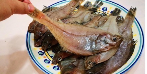 淀粉|炸鱼时，直接下锅炸就错了饭店都这样做，出锅又酥又脆还不腥气