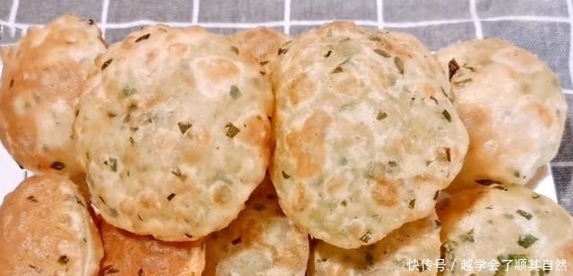春天,少吃馒头包子多吃它,简单一炸,个个空心,暄软又劲道