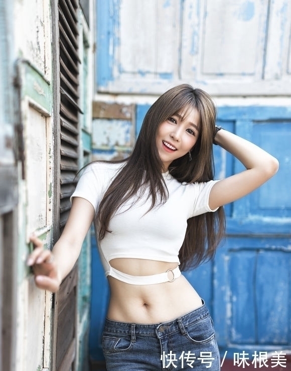 紧身|街拍:丰满女人搭配紧身上衣, 街头的一道亮丽风景!