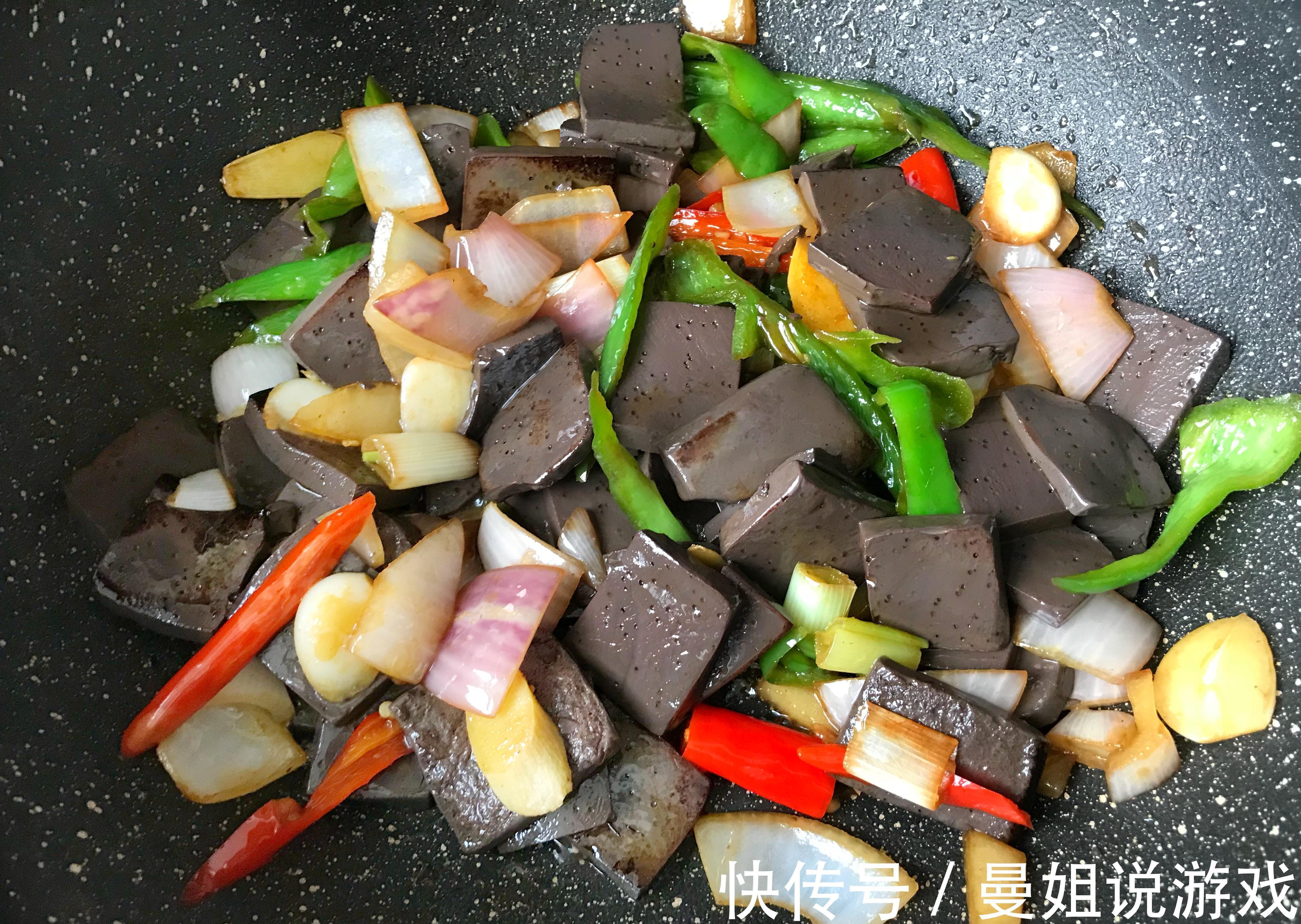 洋葱搭配羊血一起炒,不腥不膻,吃起来别有一番风味