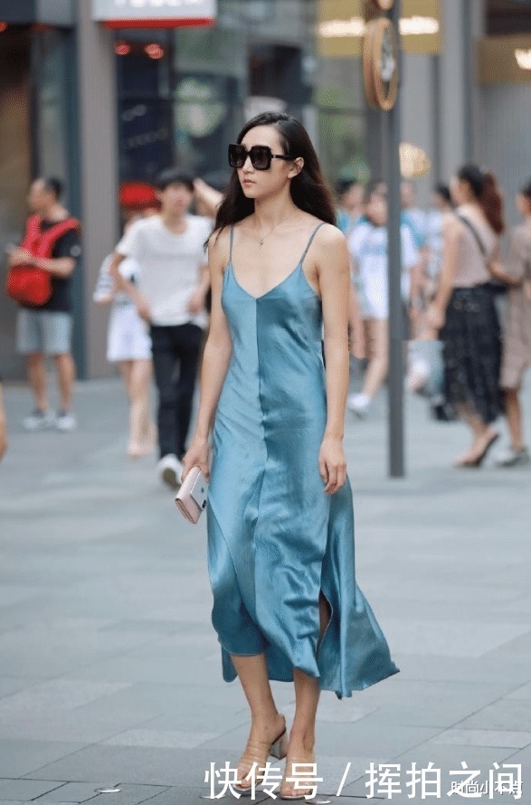美女穿睡裙出门还嫌热,在裙子两侧“剪一刀”,走路都跑风了