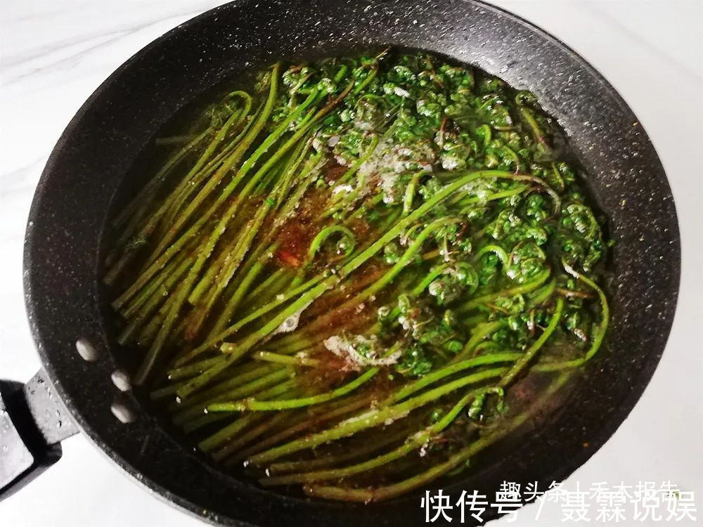 凉拌|这野菜表面全是毛，一长就是一丛，4月正值采摘季，凉拌脆嫩可口