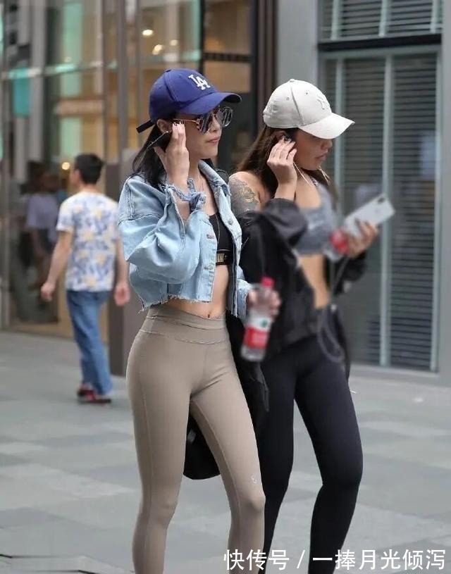 丝巾|瑜伽裤的甜美穿搭,不仅充当礼服也能驾驭时尚穿搭,身材完美