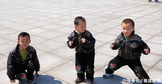 柯女士|爸爸姓付,妈妈姓柯,给三胞胎取的名字,老师点名时脸都红了