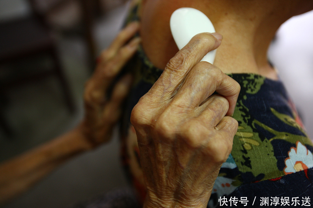 百治不如一刮!10种刮痧法,刮走全身疾病,用勺子就能做!不看真亏!