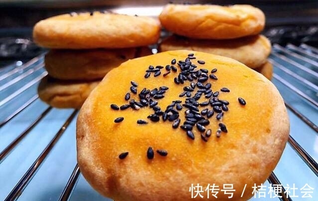 我家隔三岔五就得吃此饼，不放一滴水，比包子好吃，轻松能吃3个