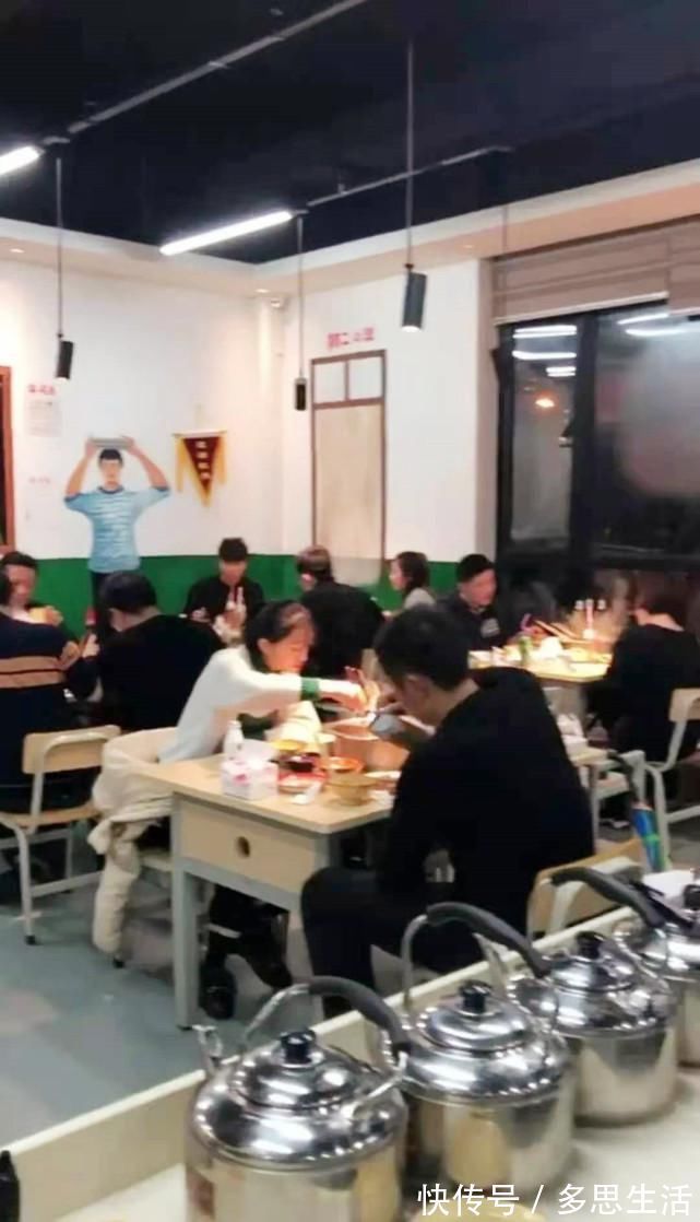 |搞笑图片:蚊子们要来集体偷塔,他提起布下“十面迷糊”蚊香阵