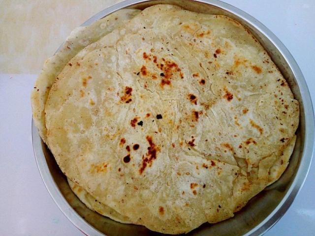 烙饼时，光刷油是不行的，多加这一步，保证烙饼外酥内软分层多