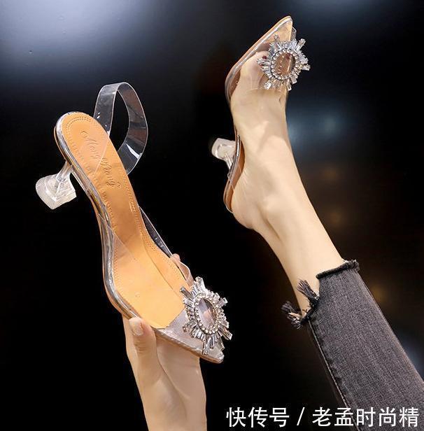 盛夏|盛夏已至,透明高跟鞋登场,透明鞋身拉长腿部线条,更显女性魅力