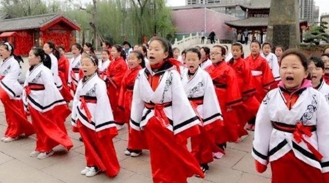 好好学习$汉服当校服,学生走“格格步”?大学教授痛批:荒唐!原因有三